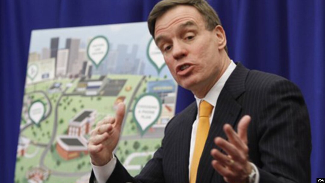 El senador Mark Warner explica el programa de alfabetización y responsabilidad digital en Richmond, Virginia.
