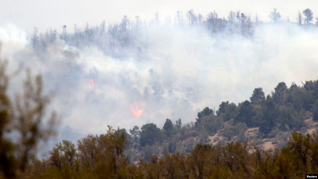 Un incendio forestal en las montañas cercanas a San Bernardino han obligado a la evacuación de cientos de personas.