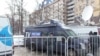 Автомобили с логотипом государственных телеканалов России на улицах Москвы. Архивное фото. 