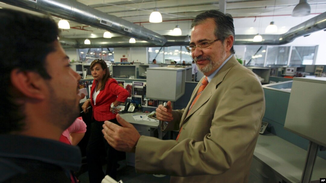 El presidente y editor de uno de los diarios más grandes de Venezuela, Miguel Henrique Otero, no pudo presentarse al interrogatorio y su hija llevó una carta explicando las razones.