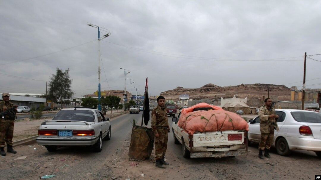 Soldados yemeníes inspeccionaban los autos en un puesto de control en la ruta que conduce a la embajada de Estados Unidos en Sanaa, Yemen.