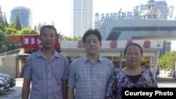陳建芳與馮正虎（中）、陳光福在上海。 （維權網圖片）