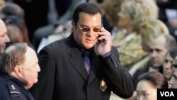 Steven Seagal juró como nuevo asistente de alguacil de Texas para proteger la frontera entre Estados Unidos y México.