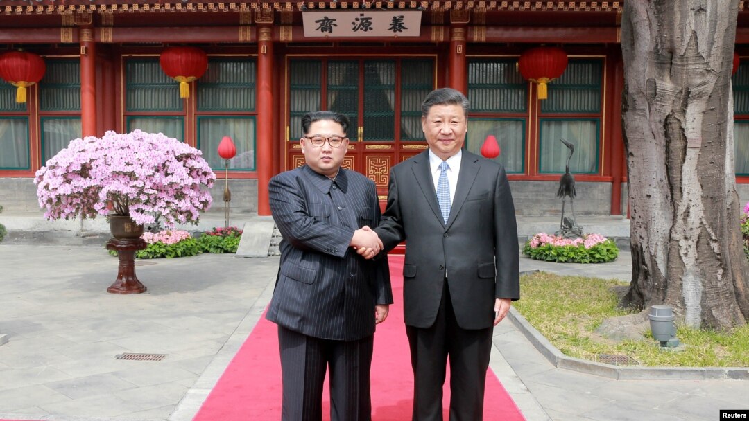 28일 중국을 방문한 김정은 북한 국무위원장(왼쪽)이 시진핑 중국 국가 주석과 악수하고 있다. 
