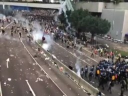 香港警察在夏慤道發放催淚彈驅趕示威群眾