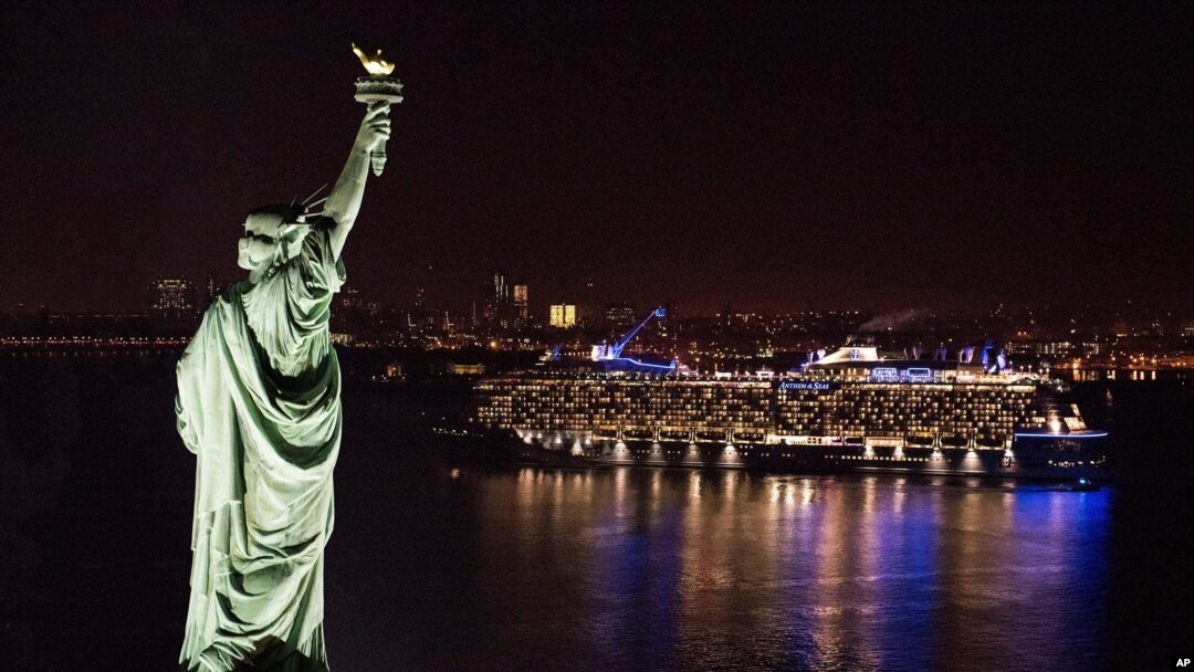 El crucero "Anthem of the Seas" de la compañía Royal Caribbean es visto en su primera llegada a Nueva York, en noviembre del año pasado.