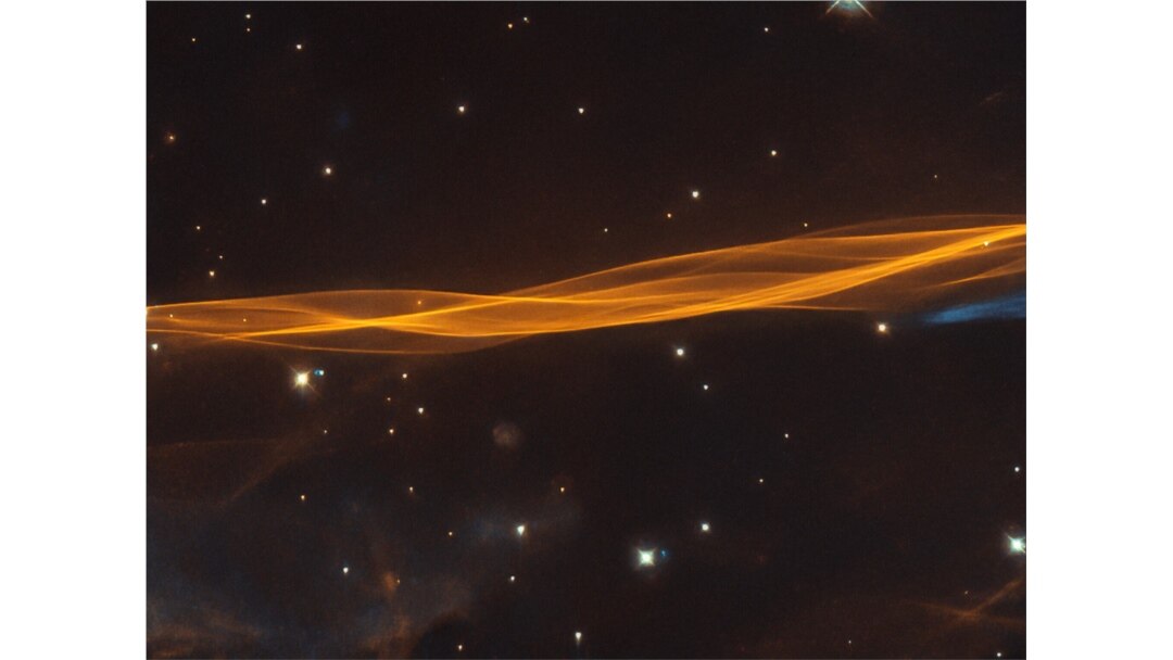 Esta imagen del telescopio espacial Hubble de la NASA / ESA muestra una pequeña sección de la onda expansiva de la supernova Cygnus, ubicada a unos 2.400 años luz de distancia. [Imagen tomada por el Hubble de la NASA].