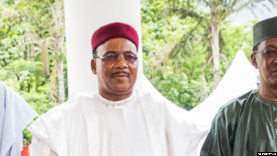 Hagu zuwa Dama: Sakataren Hukumar raya Tabkin chadi, Sanusi I. Abdullahi; Shugaba Thomas Boni Yayi na Jamhuriyar Benin; shugaba Muhammadu Buhari na Najeriya; shugaba Mahamadou Issoufou na Nijar; shugaba Idris Deby na Chadi; wakilin shugaban Kamaru, minist