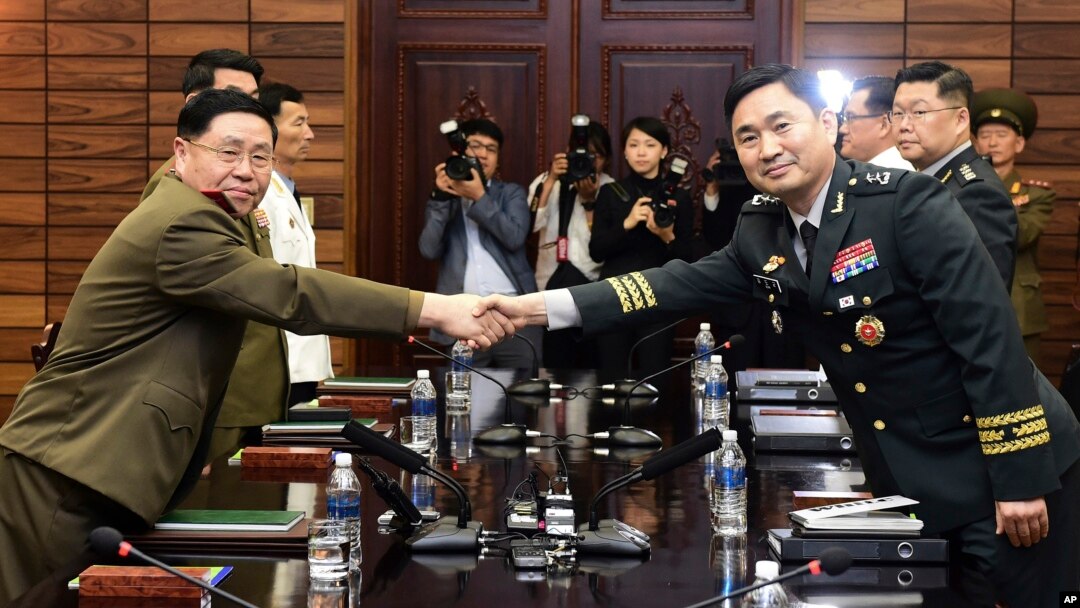 14일 한국 경기도 파주 판문점 북측 통일각에서 열린 장성급 군사회담에서 김도균 남측 수석대표(오른쪽)와 안익산 북측 수석대표가 악수를 하고 있다. 
