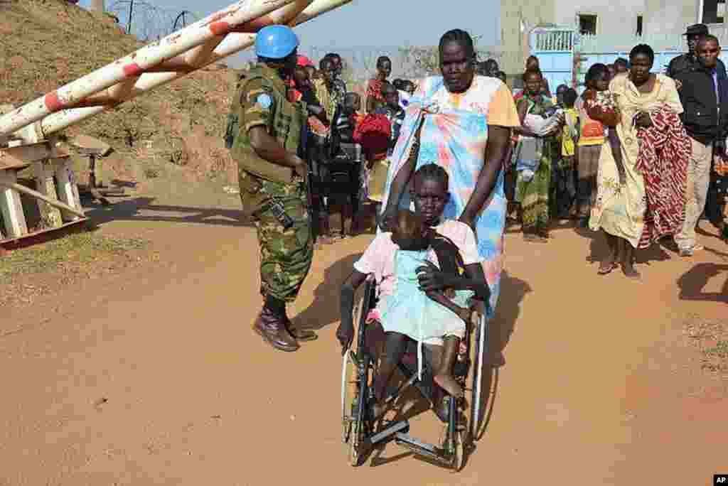 Um soldado das Nações Unidas de guarda à entrada do campo de refugiados da UNMISS junto ao Aeroporto Internacional de Juba. Dez. 17, 2013. (UNMISS)