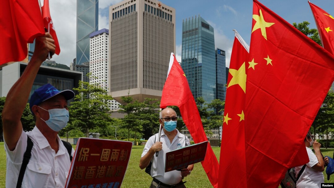 香港親中人士2020年6月30日在全國人大通過港版國安法後舉行慶祝活動。（路透社）