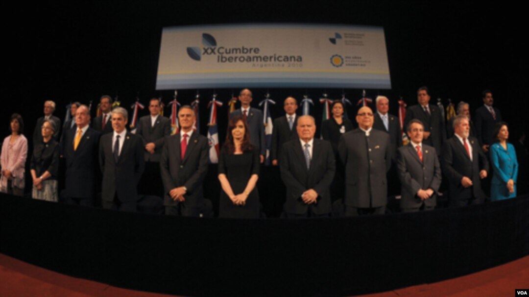 Los presidentes que participaron de la Cumbre Iberoamericana se reunieron para la foto oficial.
