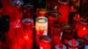 Velas encendidas frente a la estatua de Juan Pablo II en el exterior del hospital Gemelli de Roma, donde se encuentra ingresado en papa Francisco, el 5 de marzo de 2025.
