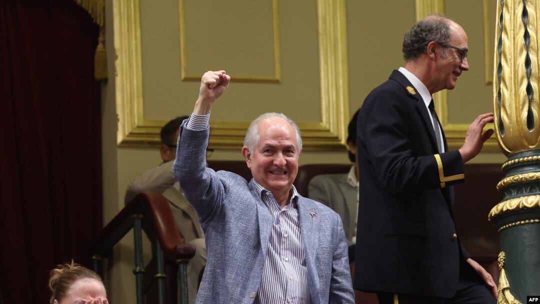 El político opositor venezolano Antonio Ledezma (C) celebra con su esposa Mitzy Capriles después de que los diputados españoles votaron a favor del reconocimiento por parte del Estado español de Edmundo González Urrutia como ganador de las elecciones venezolanas