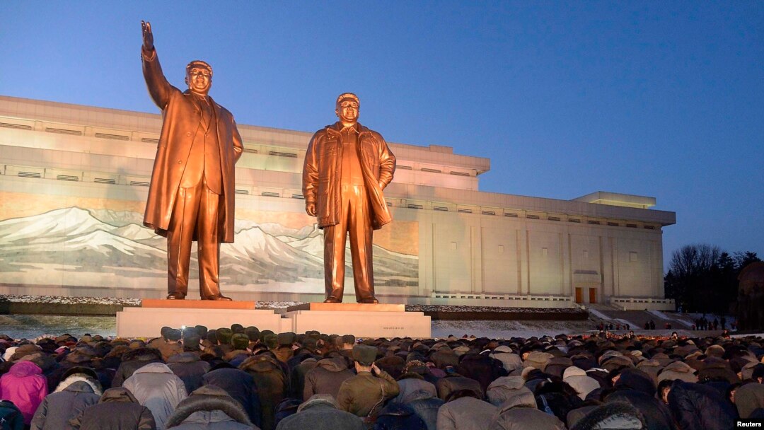 지난해 12월 북한 주민들이 평양 만수대에서 김일성과 김정은 동상에 절하고 있다. (자료사진)