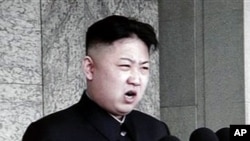 北韓領導人金正恩在閱兵儀式上首次公開發表講話
