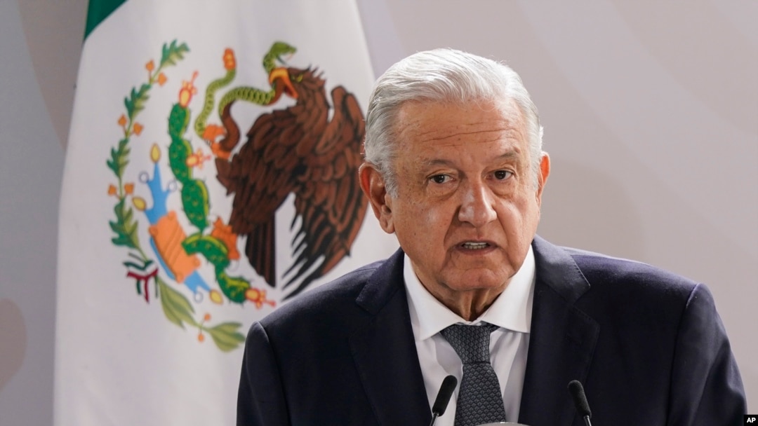 El presidente mexicano, Andrés Manuel López Obrador, pronuncia un discurso durante una ceremonia en el Zócalo de Ciudad de México, el 13 de agosto de 2021. 