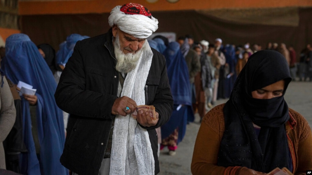 Afganos reciben dinero del Programa Mundial de Alimentos en Kabul, Afganistán, el 20 de noviembre de 2021.