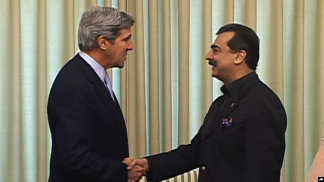 Senator John Kerry (l) and Pakistan's Prime Minister Yousuf Raza Gilani, in Islamabad, February 16, 2011