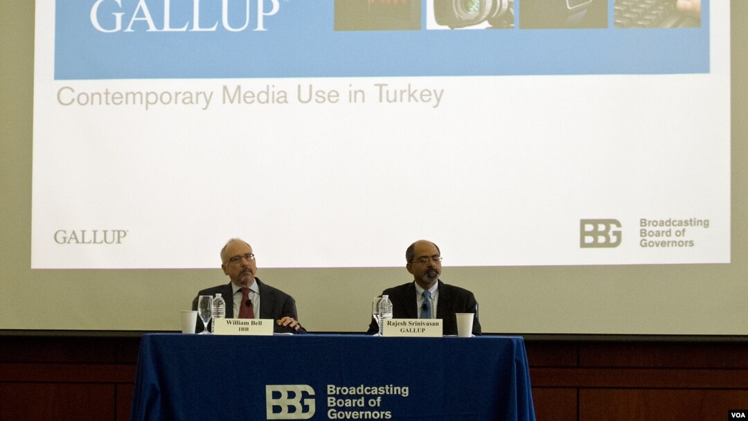Uluslararası Yayın Kurumu’nun (IBB) izleyici alışkanlıklarını inceleyen biriminin müdürü William Bell ve Gallup Bölgesel Araştırmalar Müdürü Rajesh Srinivasan
