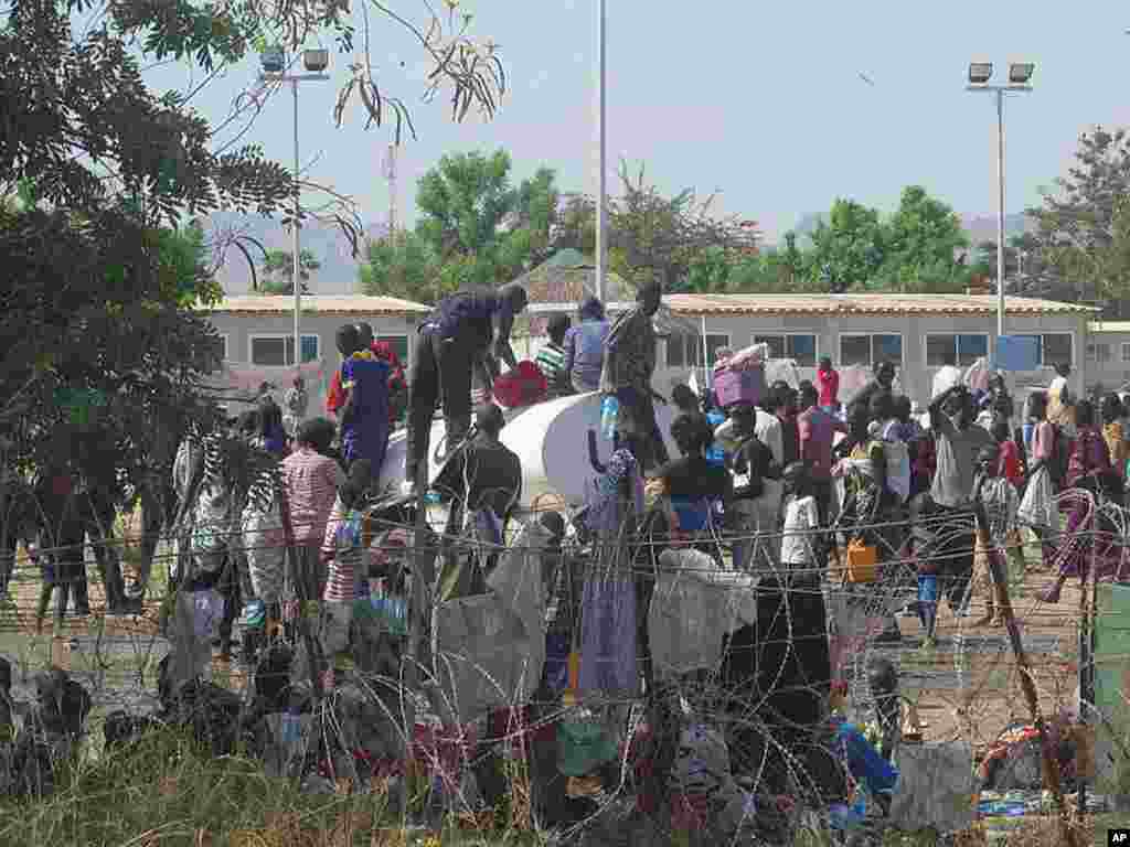 Civis chegam ao campo ded refugiados da UNMISS junto ao Aeroporto Internacional de Juba. Dez. 17, 2013. (UNMISS)