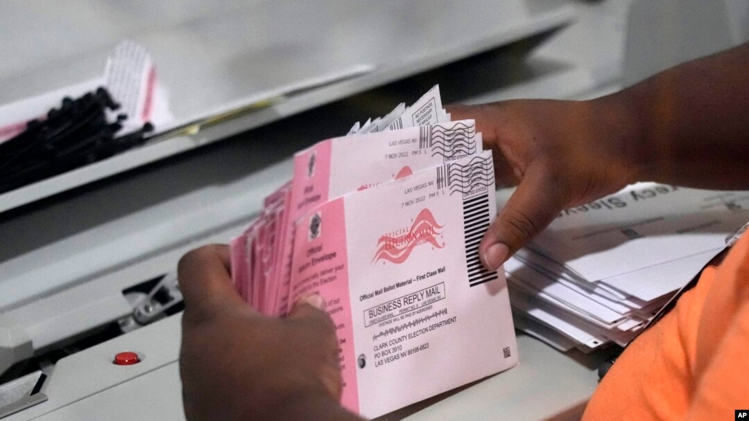 ARCHIVO - Un trabajador electoral prepara las boletas para votar por correo en el Departamento de Elecciones del Condado de Clark el 8 de noviembre de 2022, en Las Vegas.