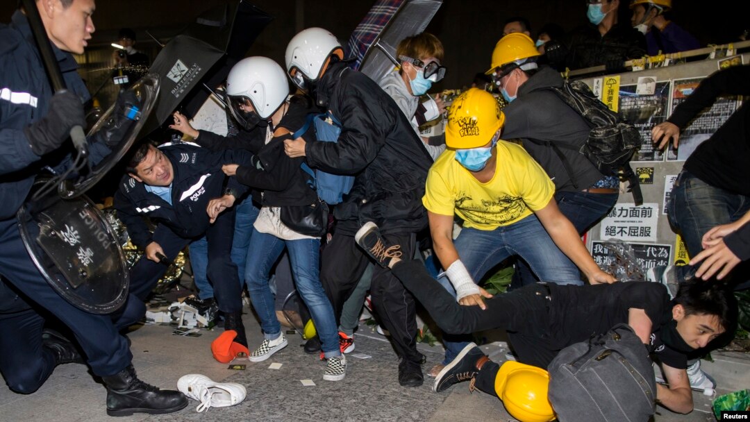 19일 새벽 홍콩 입법원 외곽에서 입법원에 점거하려는 시위대와 진압 경찰 사이에 충돌이 벌어졌다.