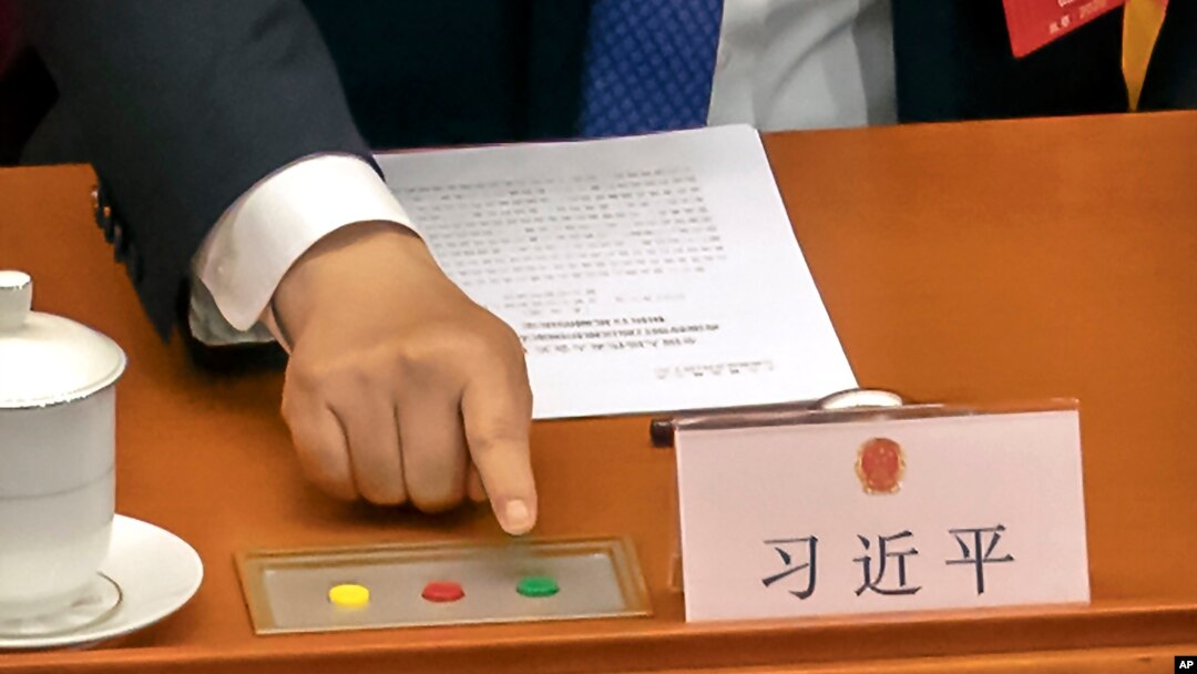 中國國家主席習近平在全國人大會議就港版國安法投票時伸手按贊成鍵。（2020年5月28日）