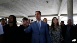 El líder de la Asamblea Nacional de Venezuela, Juan Guaidó, se declaró presidente de su país el 23 de enero, dos semanas después que el presidente Nicolás Maduro asumiera un segundo mandato.