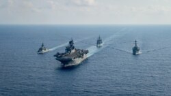 Barcos de guerra de Estados Unidos y Australia navegan por el mar de la China Meridional el 18 de abril de 2020.