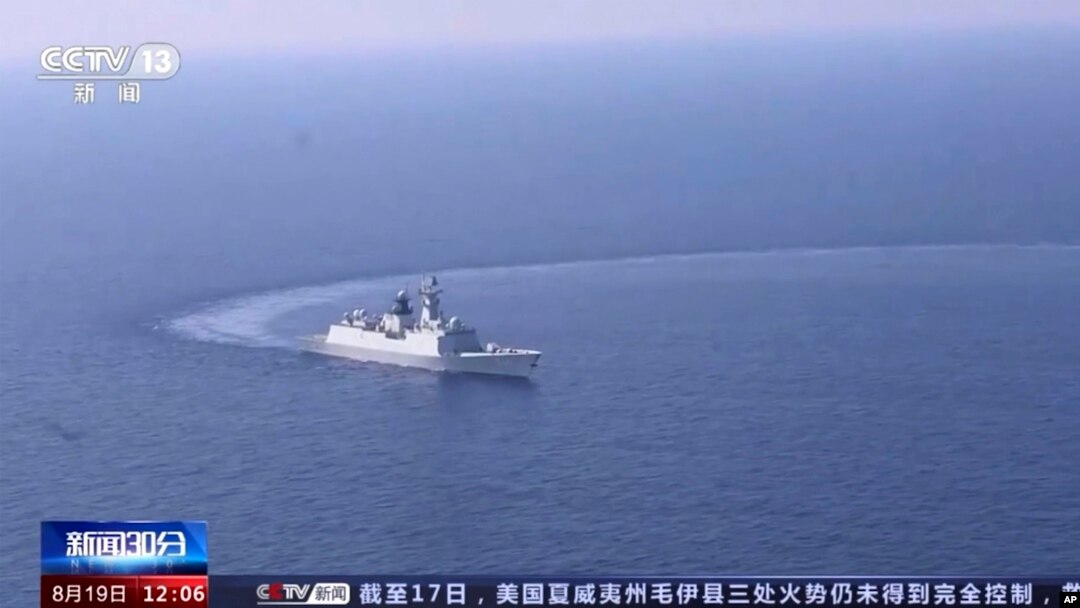 Picha iliyochukuliwa kutoka kanda ya video ya televisheni ya China, CCTV yaonyesha meli ya kivita ya China ikiendesha mazoezi ya kijeshi katika eneo karibu na Taiwan, Agosti 19, 2023.