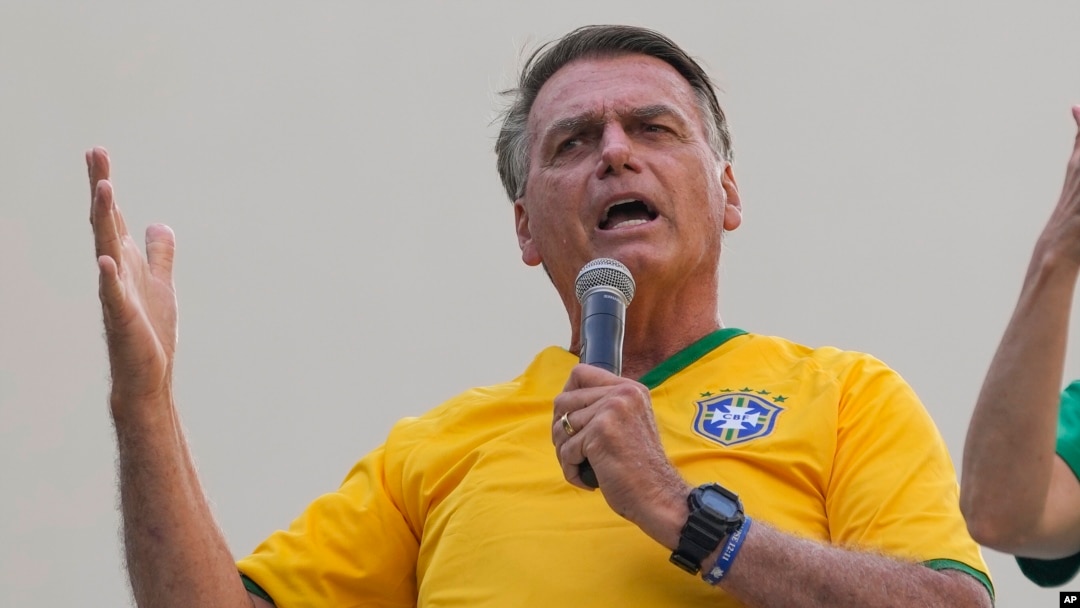 ARCHIVO - El expresidente Jair Bolsonaro se dirige a sus partidarios durante un mitin en Sao Paulo, Brasil, el 25 de febrero de 2024.