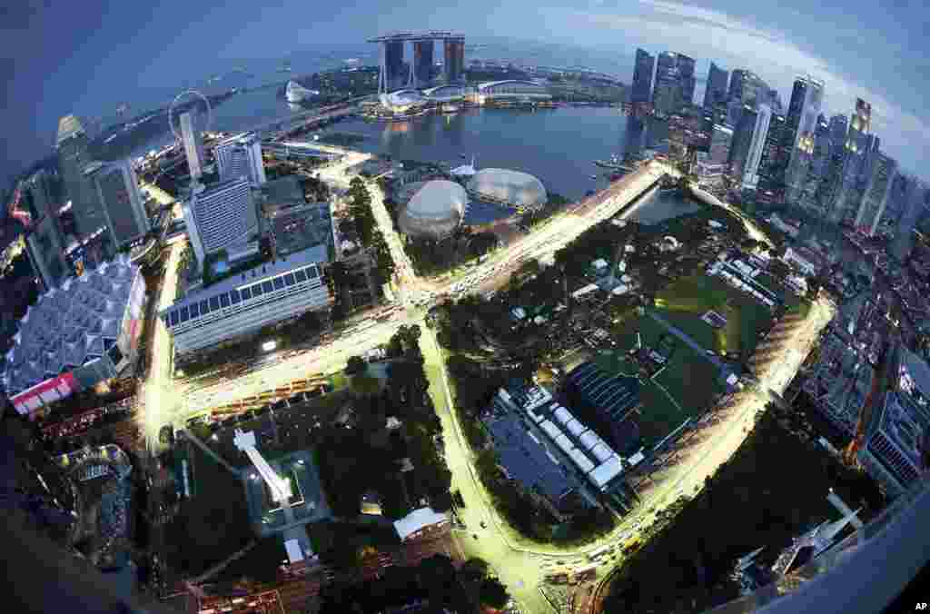 A bird&#39;s eye view of the Singapore F1 Grand Prix&#39;s Marina Bay City Circuit is seen at dusk from Swissotel The Stamford in Singapore. 