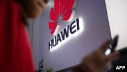 (Archivo) En esta foto del 27 de mayo de 2019 se ve un logo de Huawei en una tienda en Beijing, China.