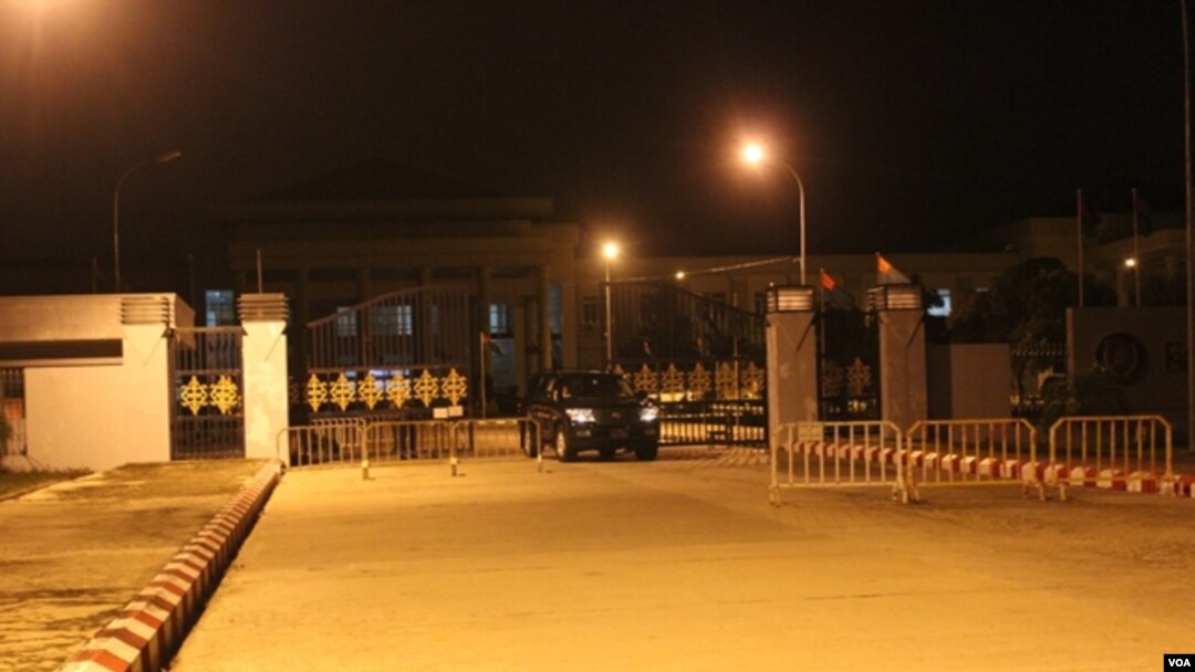 Some official vehicles used by ministers were seen entering and leaving the headquarters of Myanmar's ruling Union Solidarity and Development Party in Naypyidaw, Myanmar, Aug. 12, 2015. (Credit: May Kha/VOA)
