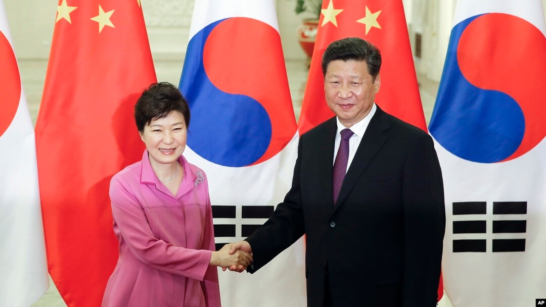 박근혜 한국 대통령(왼쪽)과 시진핑 중국 국가주석이 지난 2일 중국 베이징 인민대회당에서 정상회담에 앞서 악수하고 있다. 두 정상은 지난 2일 회담에서 ‘10월 말이나 11월 초를 포함한 상호 편리한 시기’에 한국에서 3국 정상회의를 개최하는데 합의했다.