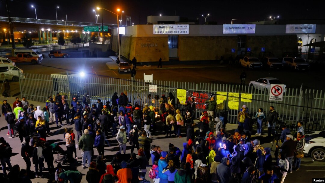 Migrantes realizan una vigilia frente a la oficina del Instituto Nacional de Migración (INM) por las víctimas de un incendio en un centro de detención de migrantes, en Ciudad Juárez, México, el 28 de marzo de 2023. REUTERS/ José Luis González
