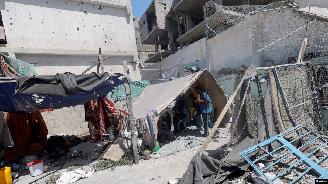 Palestinos desplazados se refugian en una escuela administrada por la ONU que resultó dañada en un ataque israelí en Khan Younis, en el sur de la Franja de Gaza, el 4 de julio de 2024.