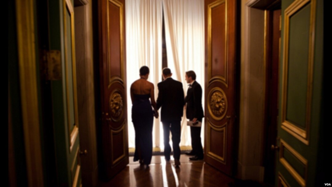 El presidente Barack Obama y la primera dama prontos a iniciar la ceremonia en el Auditorio Andrew Mellon en Washington.
