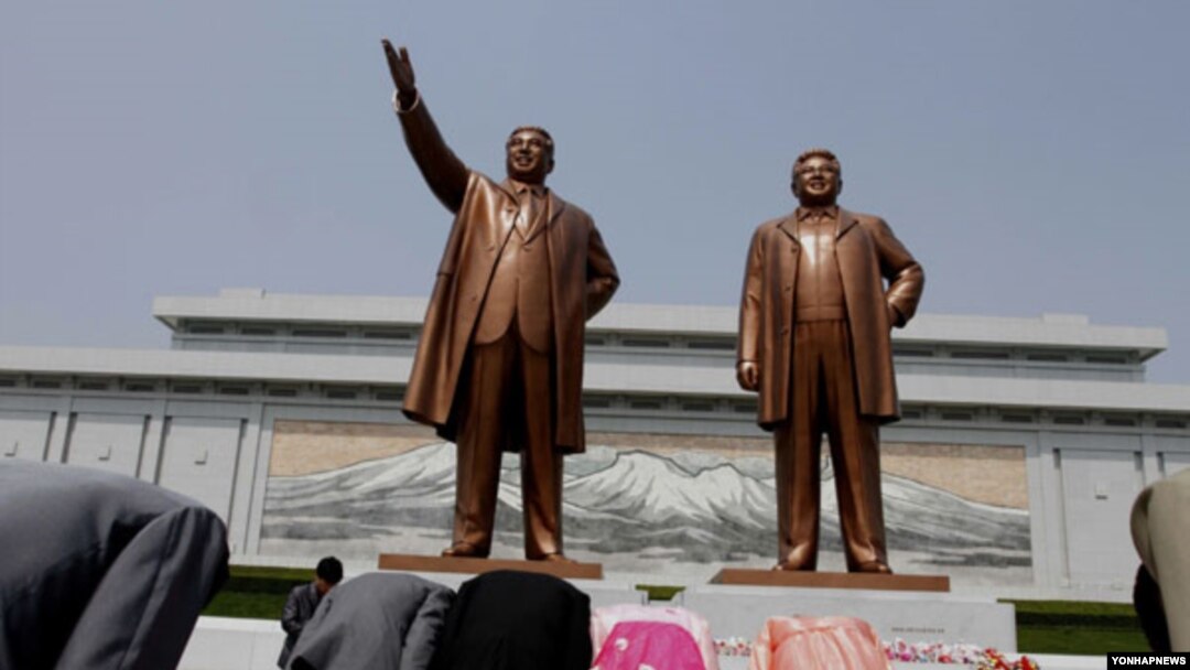 평양에서 김일성·김정일 부자 동상에 북한 주민들이 절하고 있다. (자료사진)