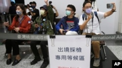 台灣桃園國際機場等候離境的旅客。（2021年4月1日）