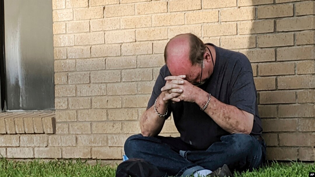 Un hombre reza ante la unidad de urgencias del Medical Center Hospital en Odessa, Texas, el sábado 31 de agosto de 2019 tras un tiroteo en la zona de Odessa y Midland, en el oeste de Texas. (Mark Rogers/Odessa American via AP)