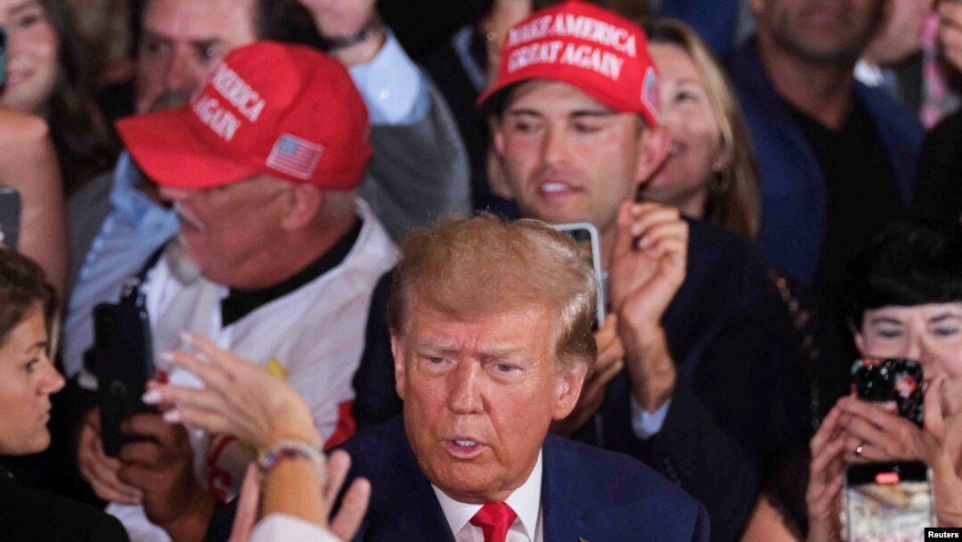 Luego de su comparecencia ante la Corte Criminal de Manhattan, en Nueva York, el expresidente de Estados Unidos Donald Trump se reúne con sus seguidores en Palm Beach, Florida, el 4 de abril de 2023.