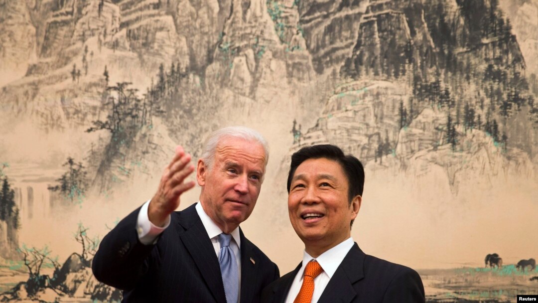 U.S. Vice President Joe Biden (L) chats with Chinese Vice Premier Li Yuanchao before their luncheon at the Diaoyutai State Guesthouse in Beijing, Dec. 5, 2013. 