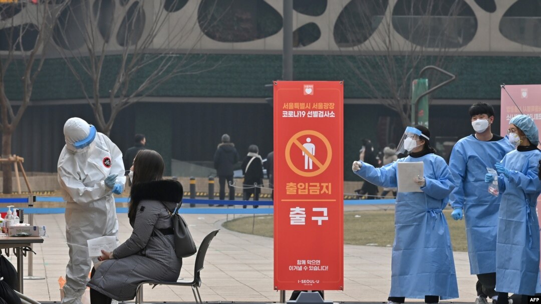 한국 서울 시민이 시내 코로나 선별검사소를 이용하고 있다. (자료사진)