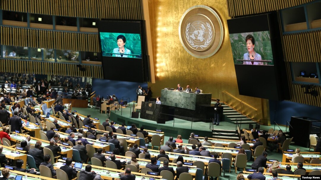 박근혜 한국 대통령이 28일 미국 뉴욕 유엔 본부에서 열린 유엔총회에서 기조연설을 하고 있다.
