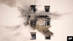 Esta imagen muestra la fachada de un edificio de apartamentos donde cayó un dron ucraniano derribado, en Sapronovo, una localidad a las afueras de Moscú, Rusia, el 11 de marzo de 2025.