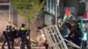 En esta imagen tomada de un video, la policía arresta a unos 125 activistas al desmantelar una acampada pro-Palestina en la Universidad de Ámsterdam, en Ámsterdam, Holanda, el 7 de mayo de 2024.