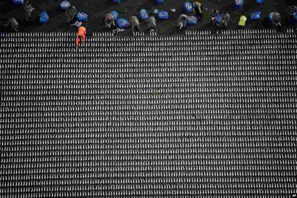 72,396 shrouded figures made by British artist Rob Heard, are laid out for his piece of commemorative art &#39;Shrouds of the Somme&#39; to mark the upcoming centenary of the end of World War I, in the Queen Elizabeth Olympic Park, London.
