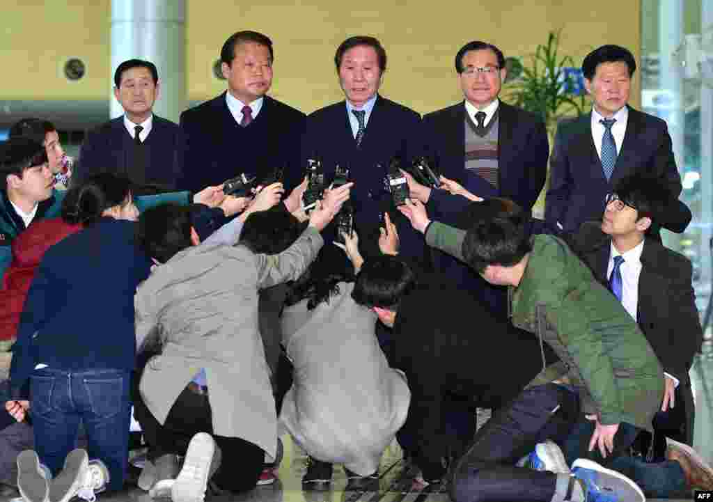 Chung Ki-Sup (C), the head of the council of South Korean companies operating at the Kaesong Industrial Complex, speaks to the media at the inter-Korea transit office in Paju near the Demilitarized zone dividing the two Koreas, before leaving for North Korea.
